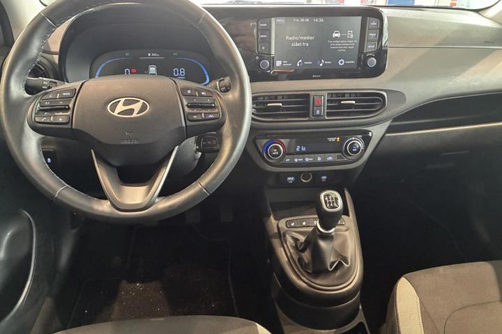 Beige Hyundai i10 fra 2024