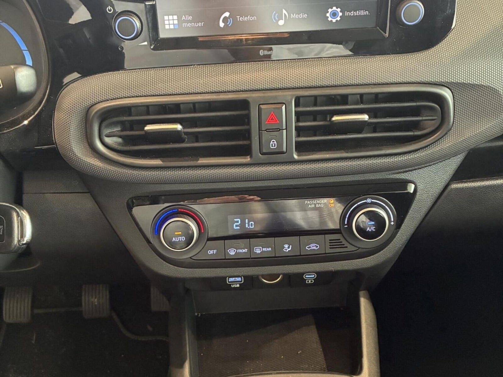 Beige Hyundai i10 fra 2024
