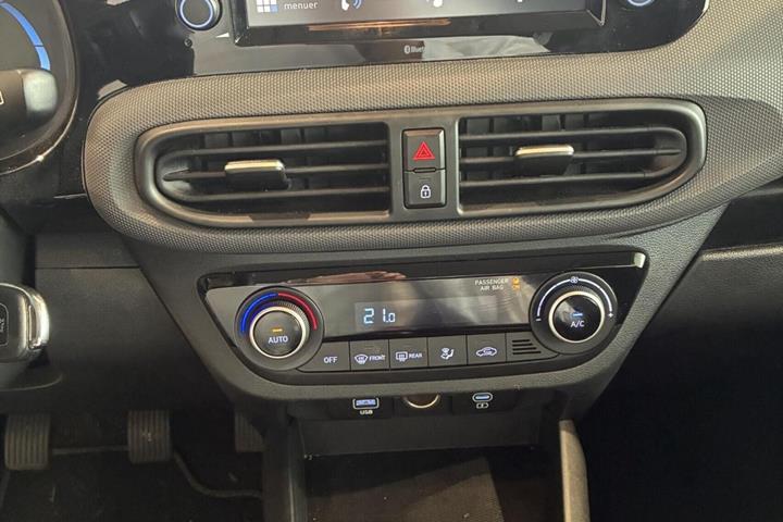 Beige Hyundai i10 fra 2024