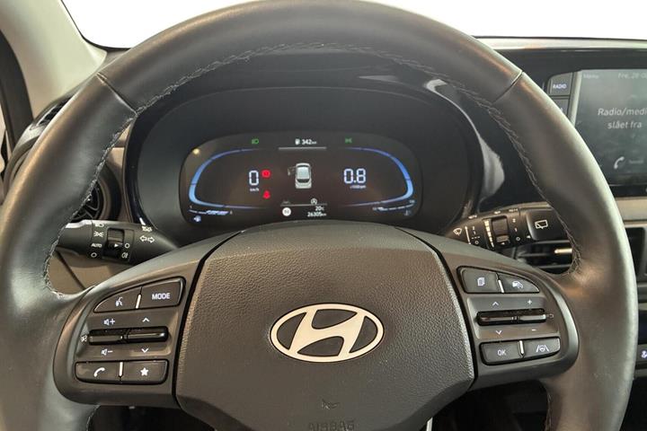 Beige Hyundai i10 fra 2024