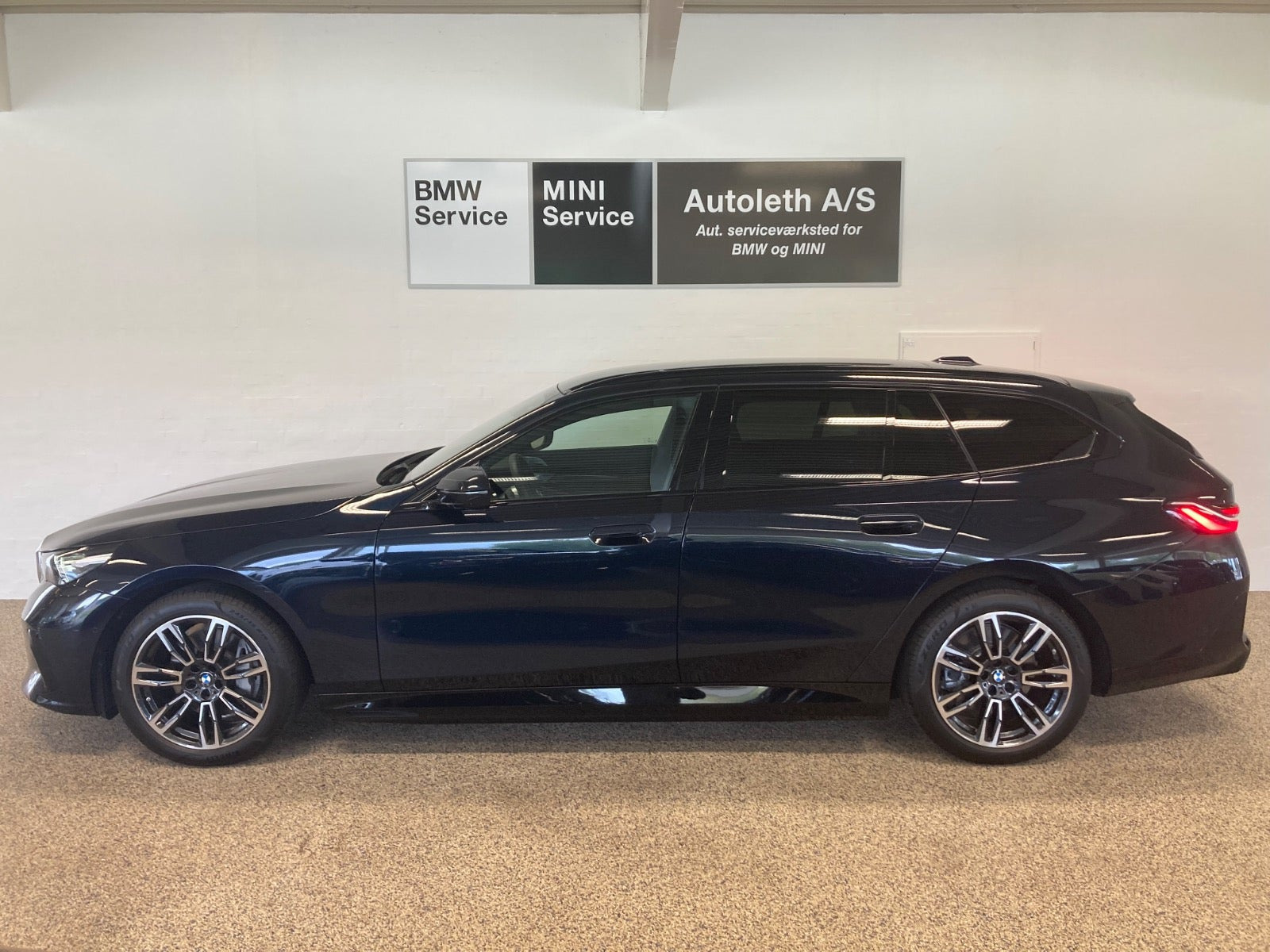 Sort BMW i5 fra 2026