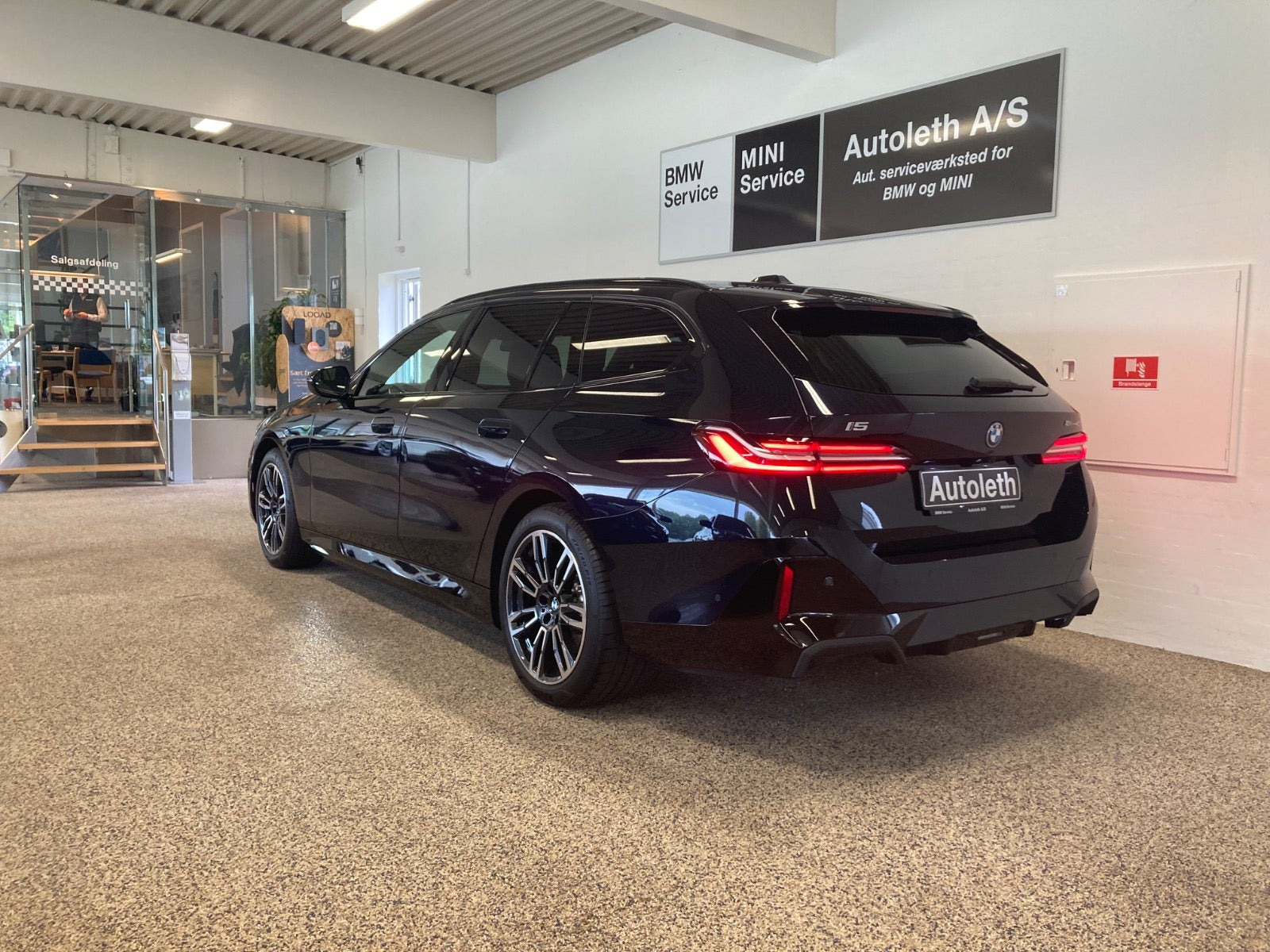Sort BMW i5 fra 2026