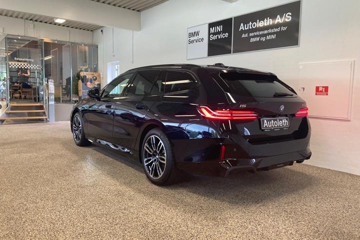 Sort BMW i5 fra 2026