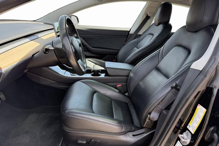 Sort Tesla Model 3 fra 2019