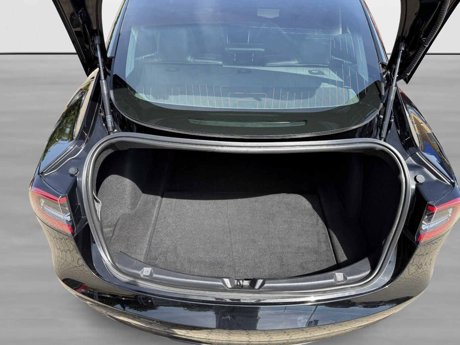 Sort Tesla Model 3 fra 2019