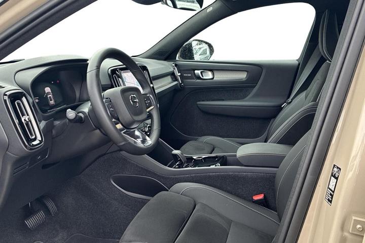 Beige Volvo EX40 fra 2025
