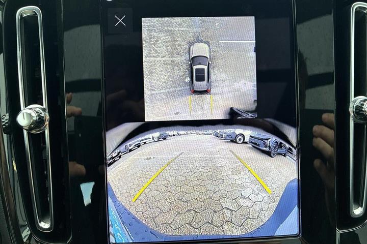Beige Volvo EX40 fra 2025