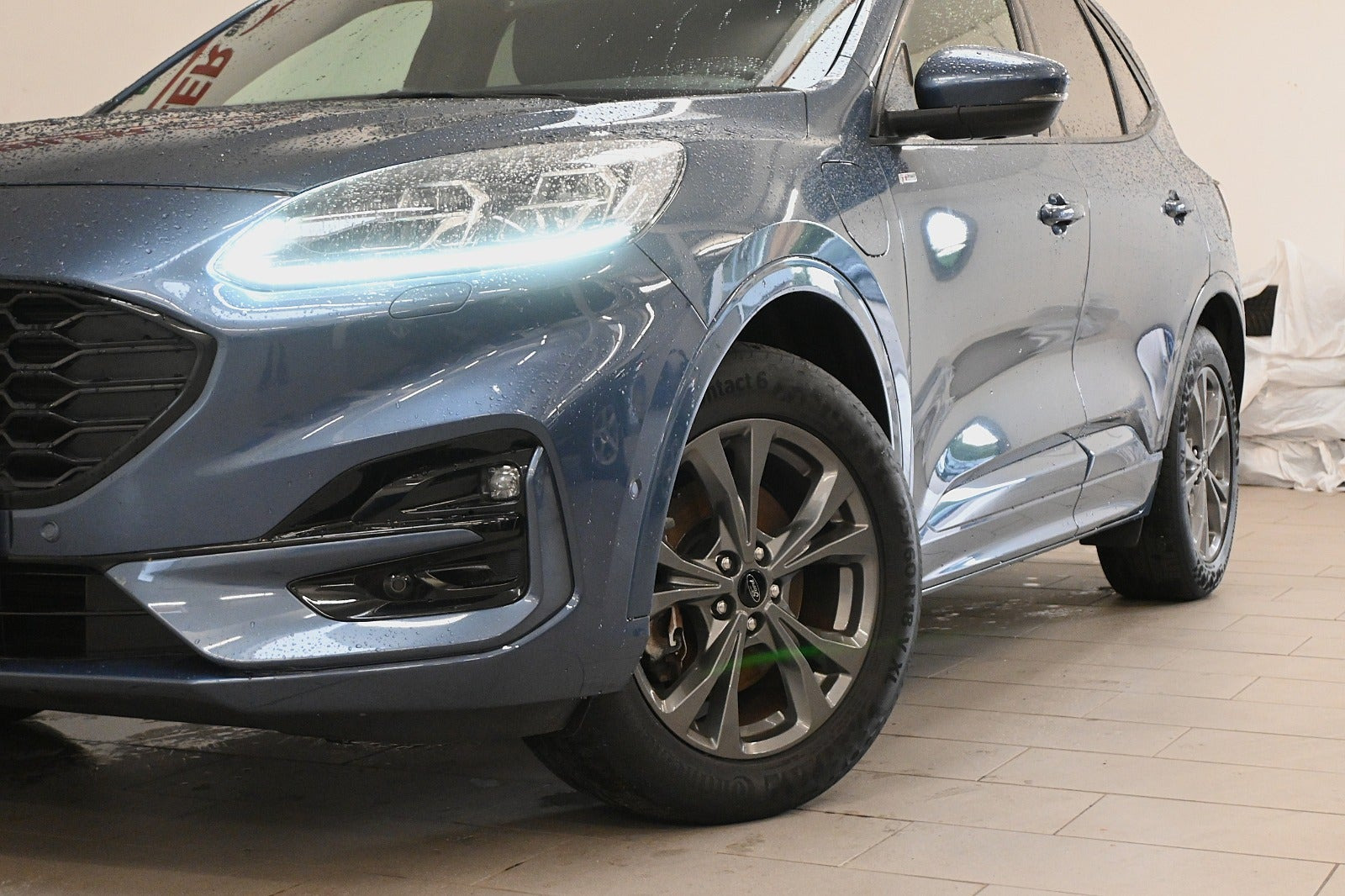 Blå Ford Kuga fra 2020