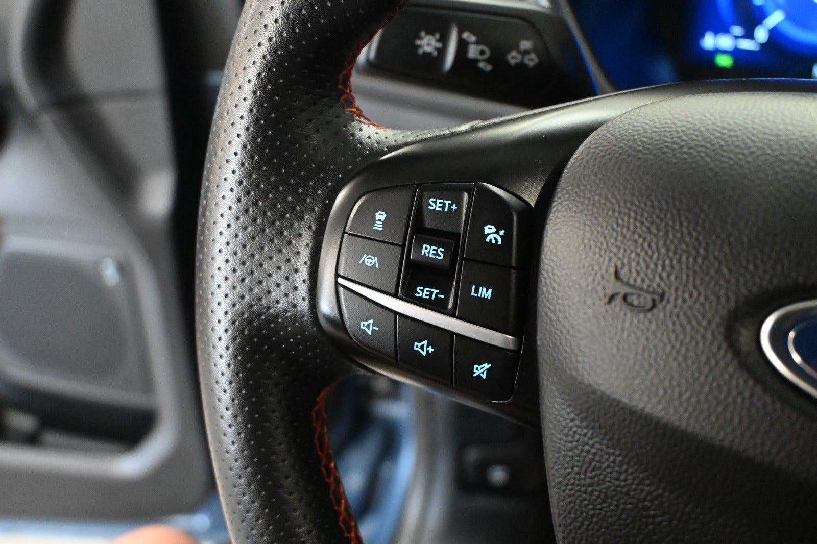 Blå Ford Kuga fra 2020