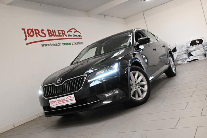 Sort Skoda Superb fra 2019 set udefra