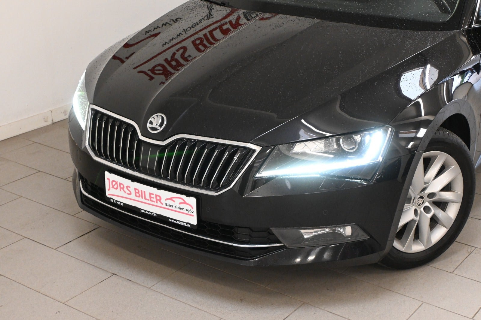 Sort Skoda Superb fra 2019