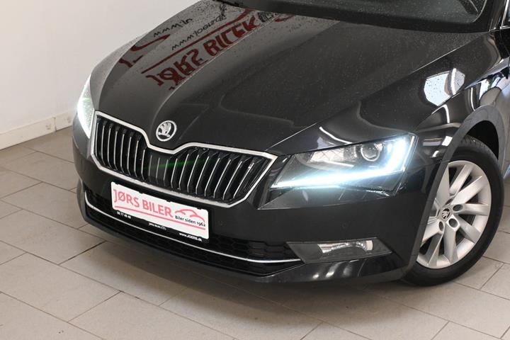 Sort Skoda Superb fra 2019
