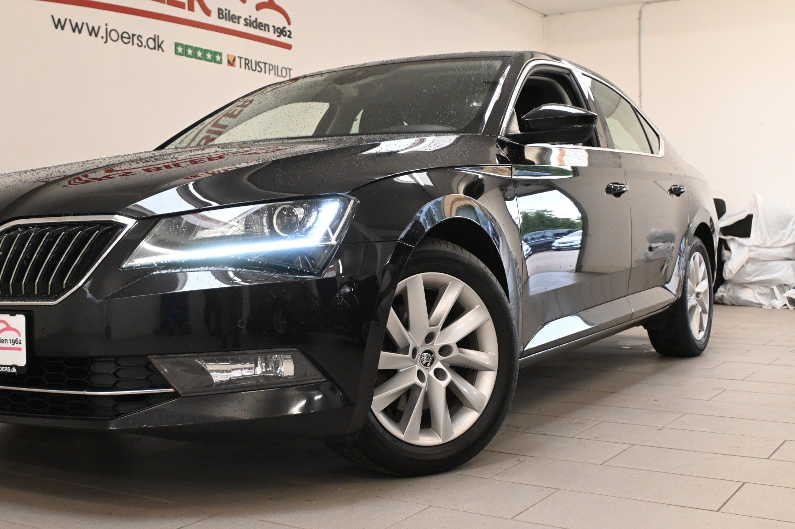 Sort Skoda Superb fra 2019