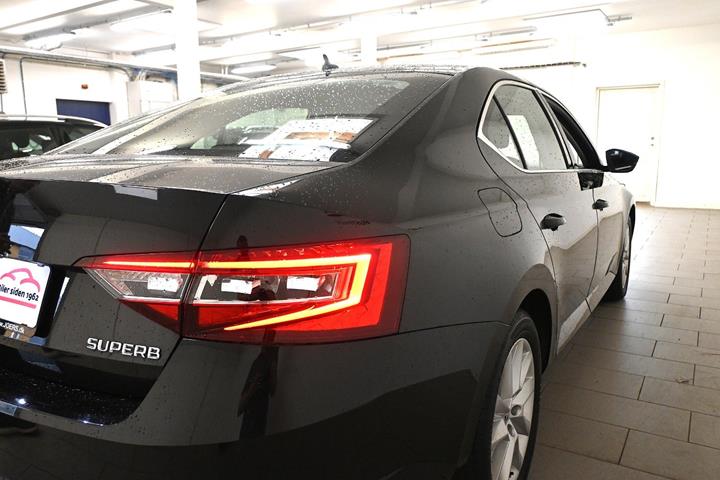Sort Skoda Superb fra 2019