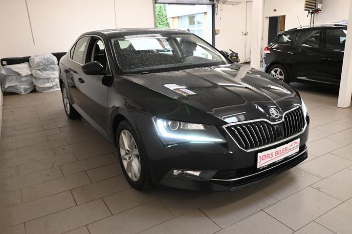 Sort Skoda Superb fra 2019