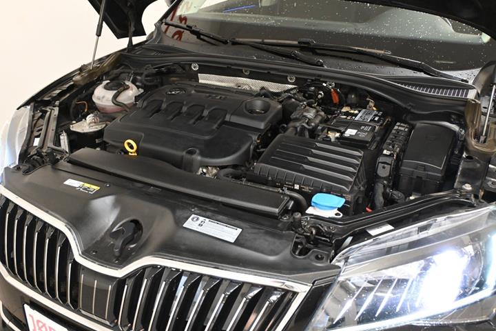 Sort Skoda Superb fra 2019