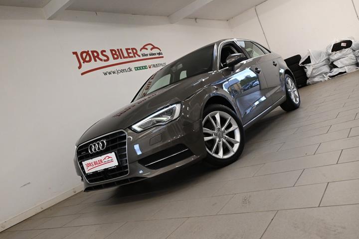 Beige Audi A3 fra 2016 set udefra