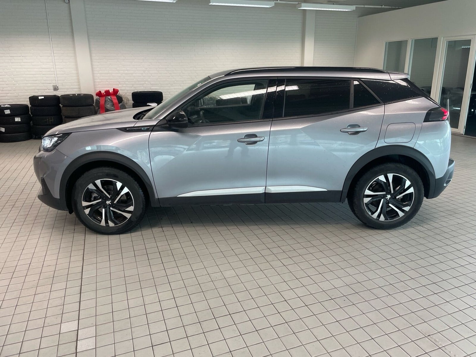 Grå Peugeot e-2008 fra 2023