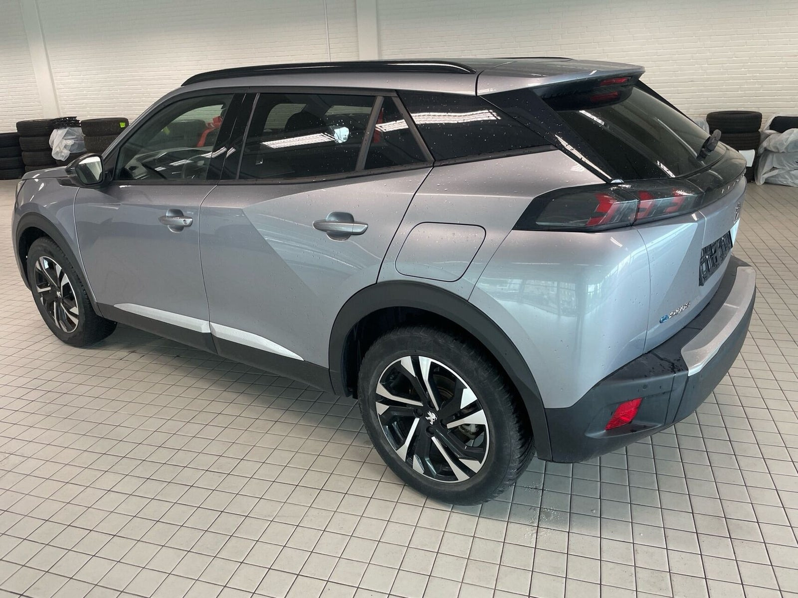 Grå Peugeot e-2008 fra 2023