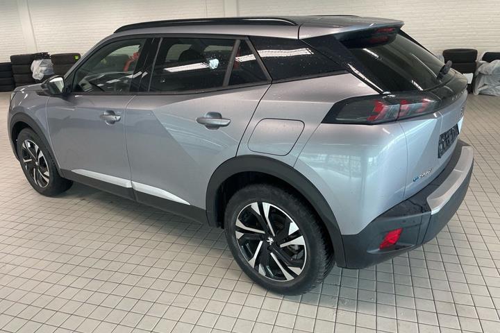 Grå Peugeot e-2008 fra 2023