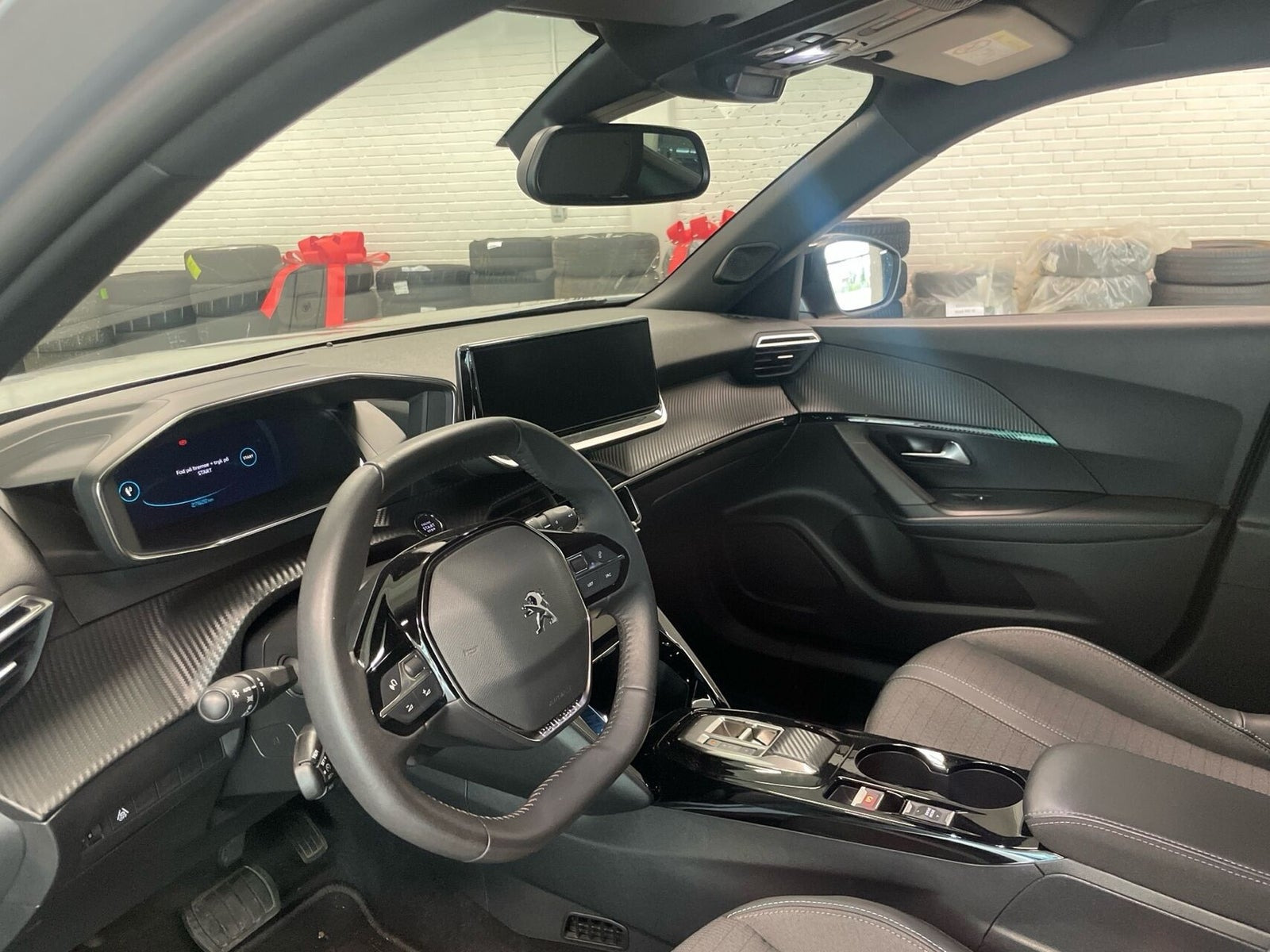 Grå Peugeot e-2008 fra 2023