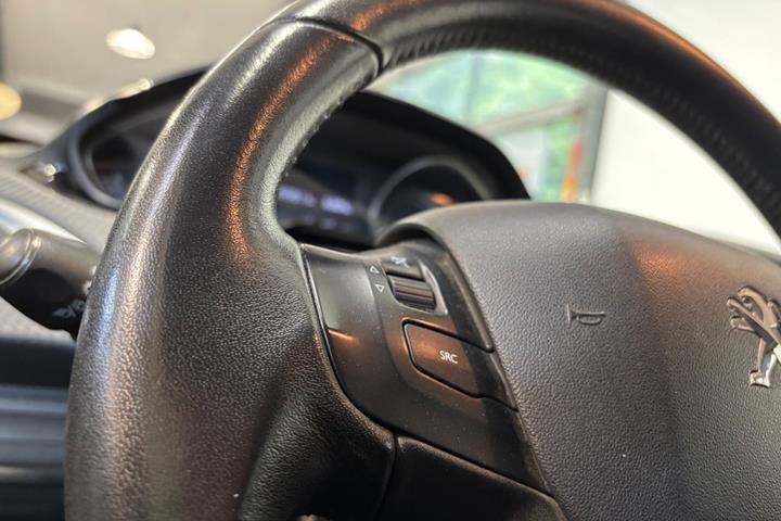 Beige Peugeot 2008 fra 2016