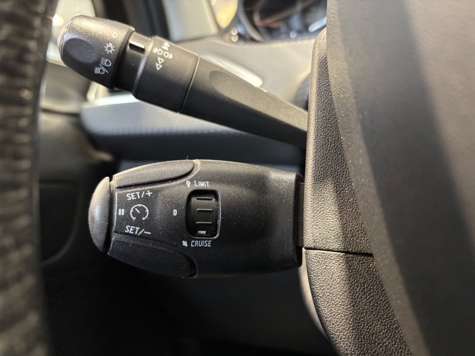 Beige Peugeot 2008 fra 2016