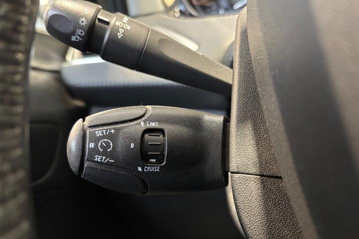 Beige Peugeot 2008 fra 2016
