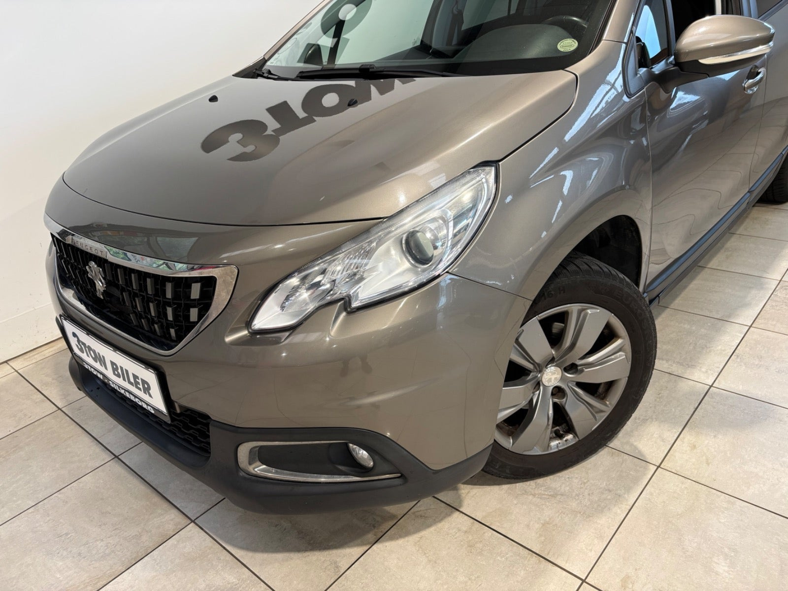Beige Peugeot 2008 fra 2016
