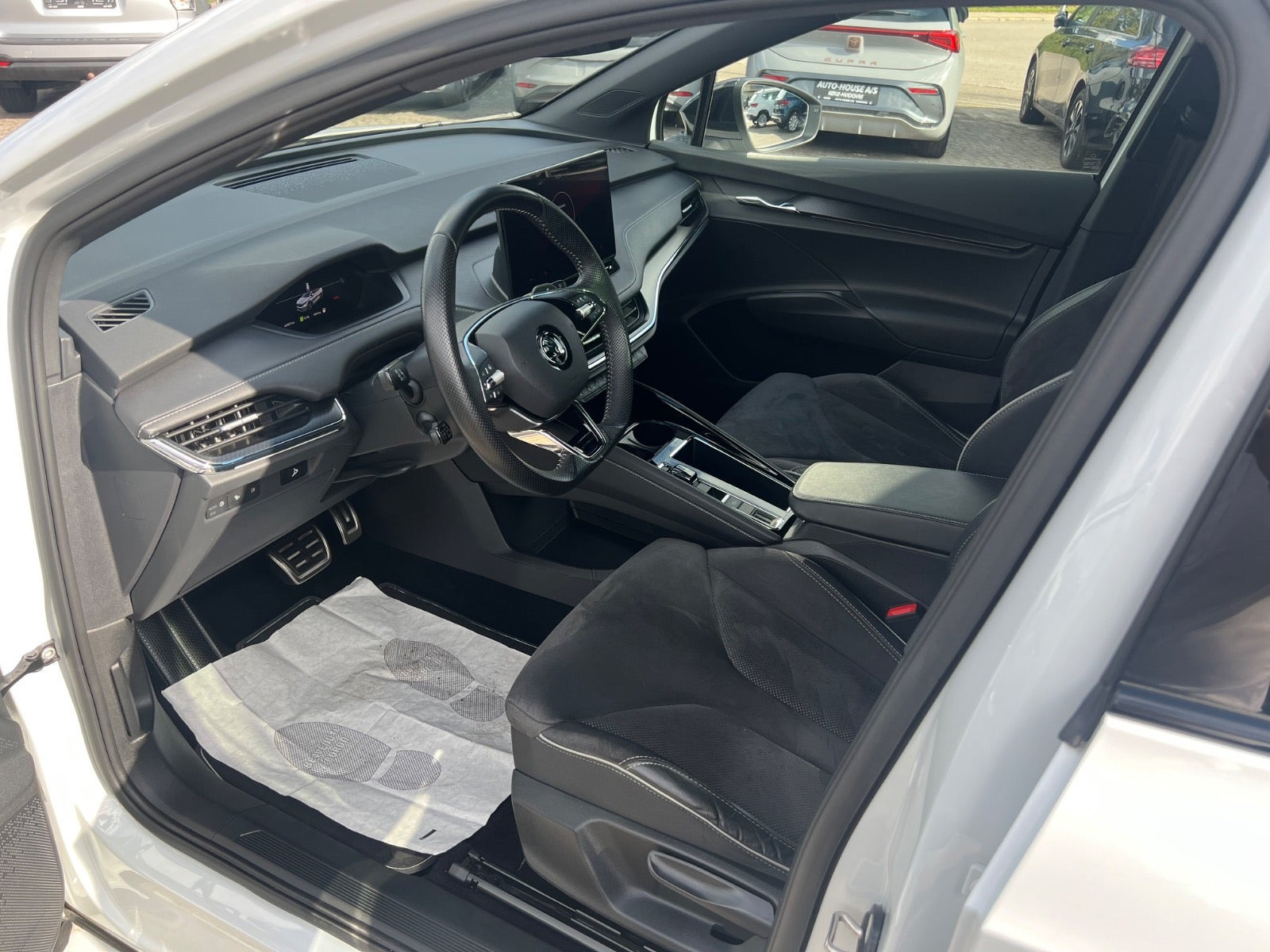Hvid Skoda Enyaq fra 2024