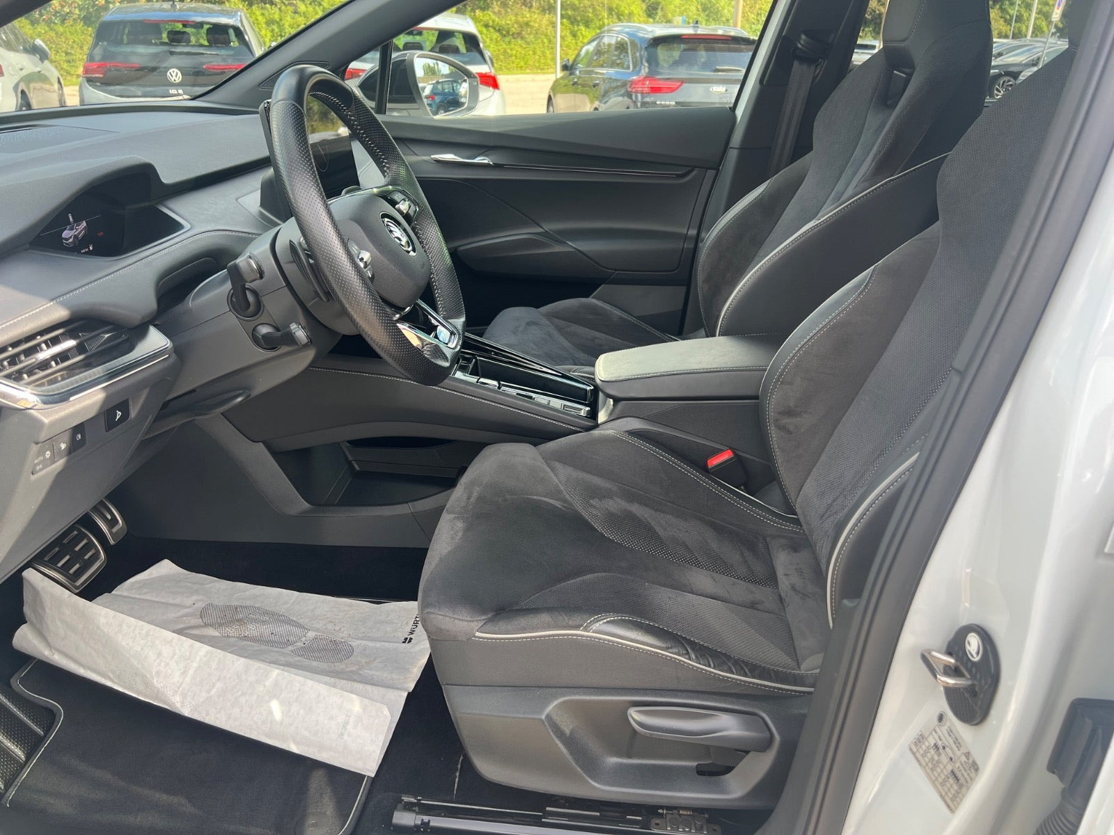 Hvid Skoda Enyaq fra 2024