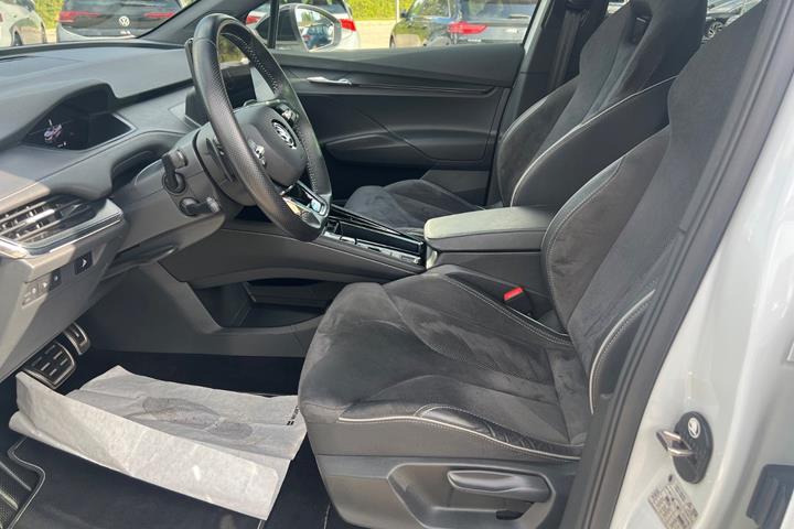 Hvid Skoda Enyaq fra 2024