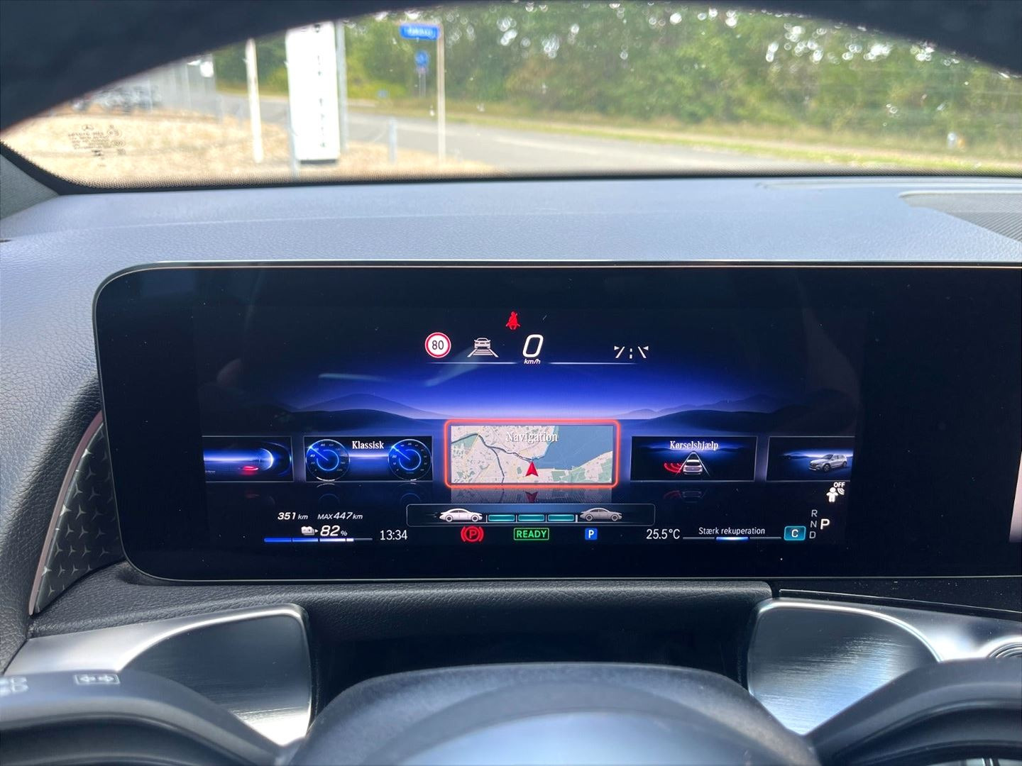 Hvid Mercedes EQB250+ fra 2025