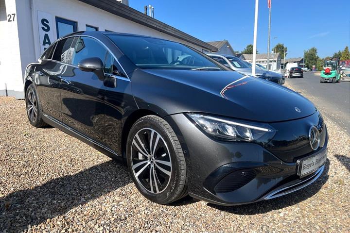 Grå Mercedes EQE300 fra 2025 set udefra