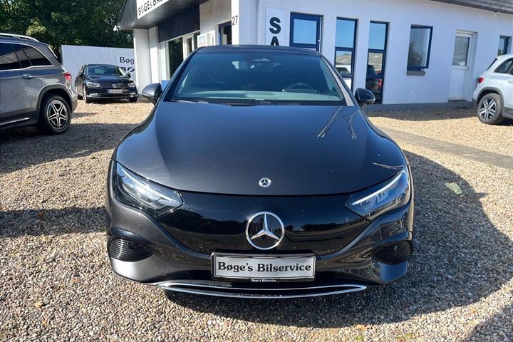 Grå Mercedes EQE300 fra 2025
