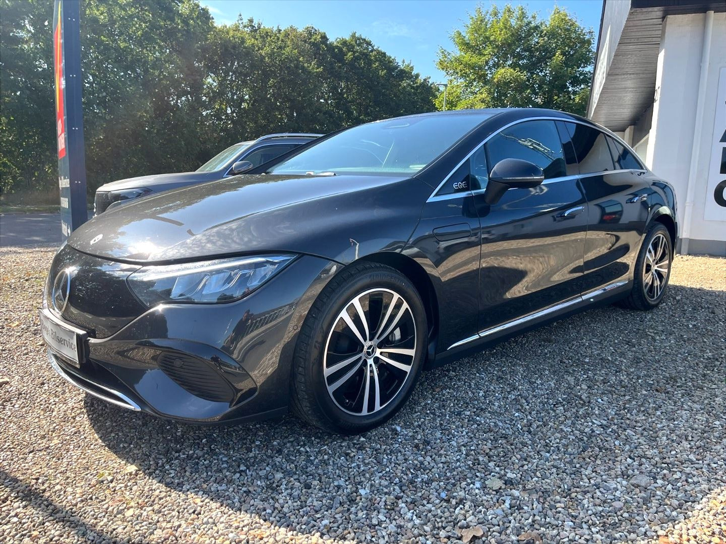 Grå Mercedes EQE300 fra 2025