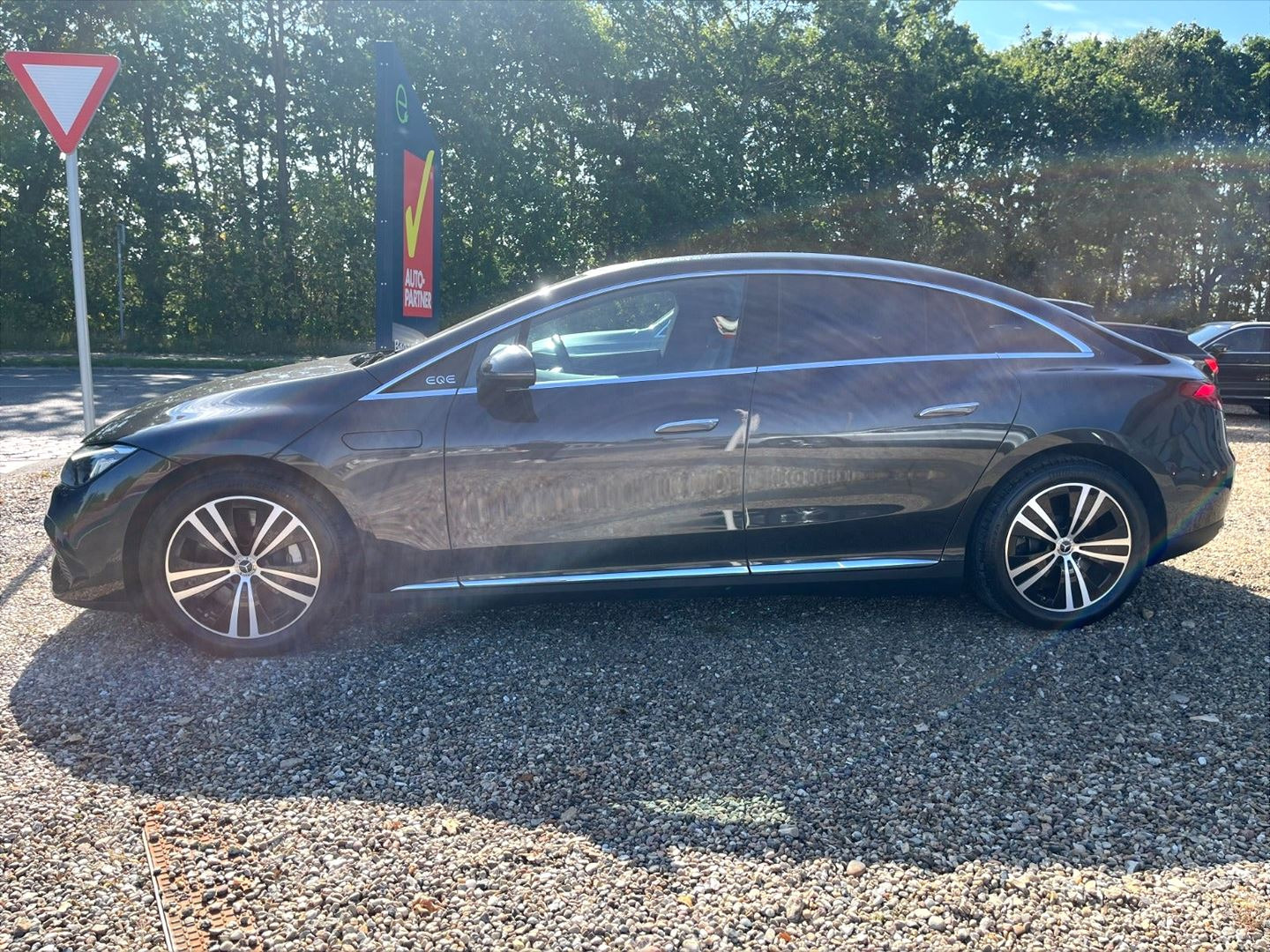 Grå Mercedes EQE300 fra 2025
