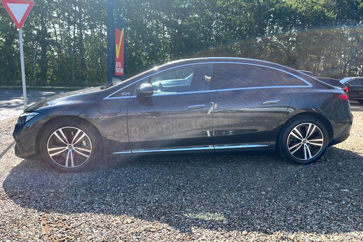 Grå Mercedes EQE300 fra 2025