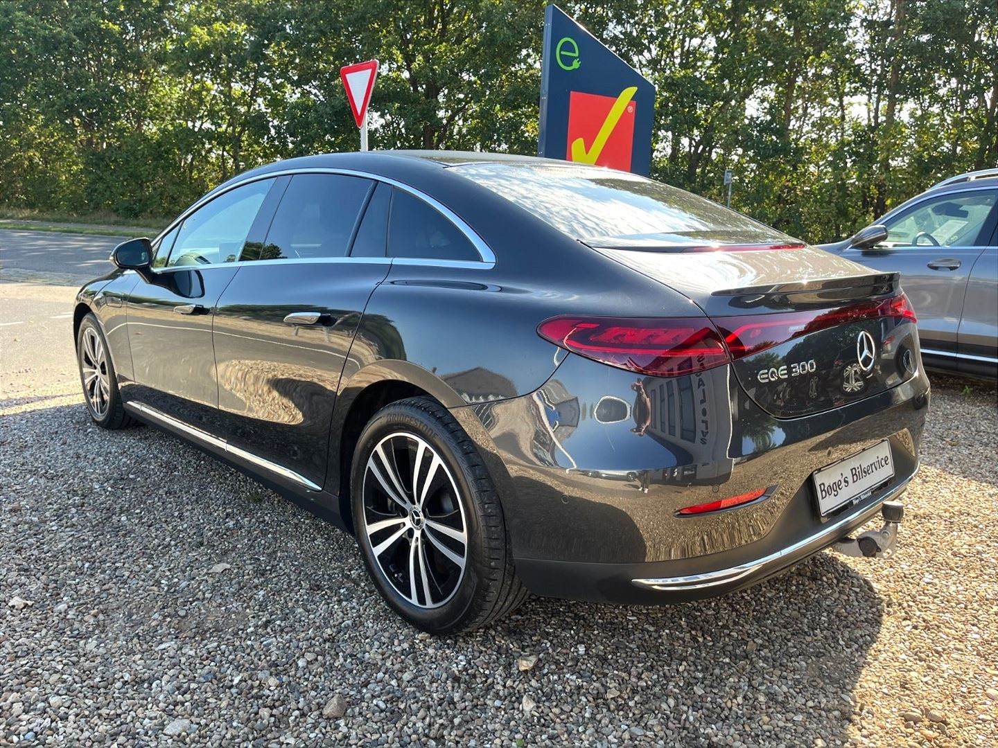 Grå Mercedes EQE300 fra 2025