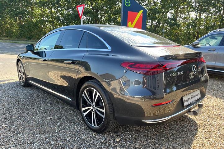 Grå Mercedes EQE300 fra 2025