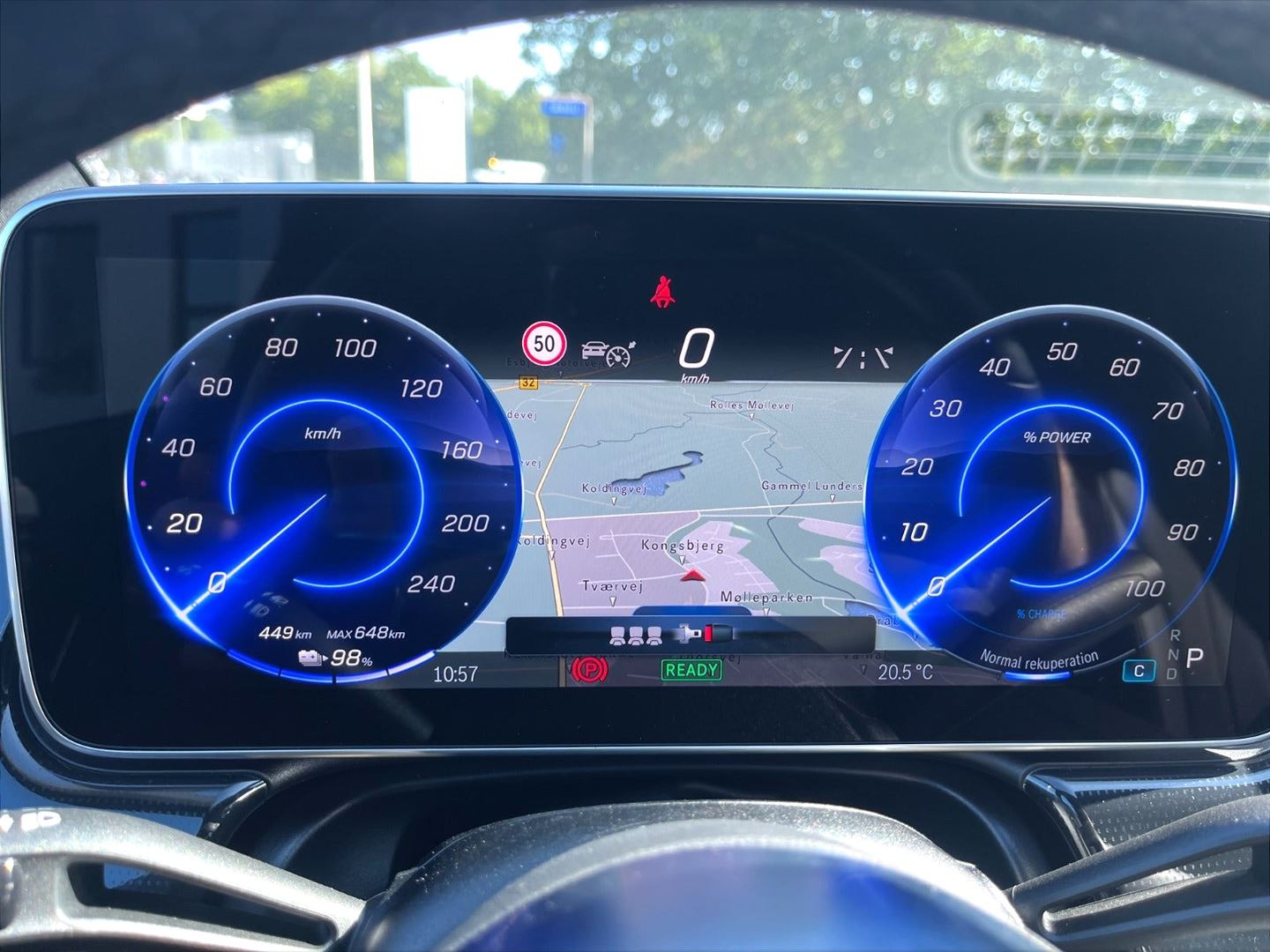 Grå Mercedes EQE300 fra 2025