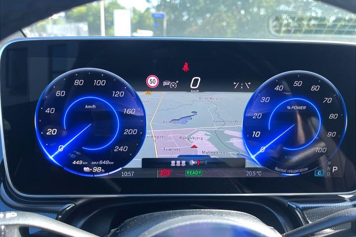 Grå Mercedes EQE300 fra 2025