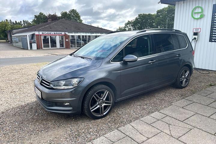 Grå VW Touran fra 2018 set udefra