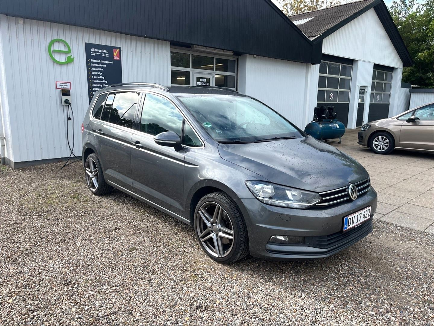 Grå VW Touran fra 2018