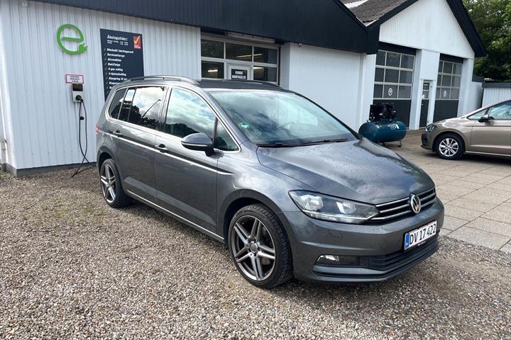 Grå VW Touran fra 2018