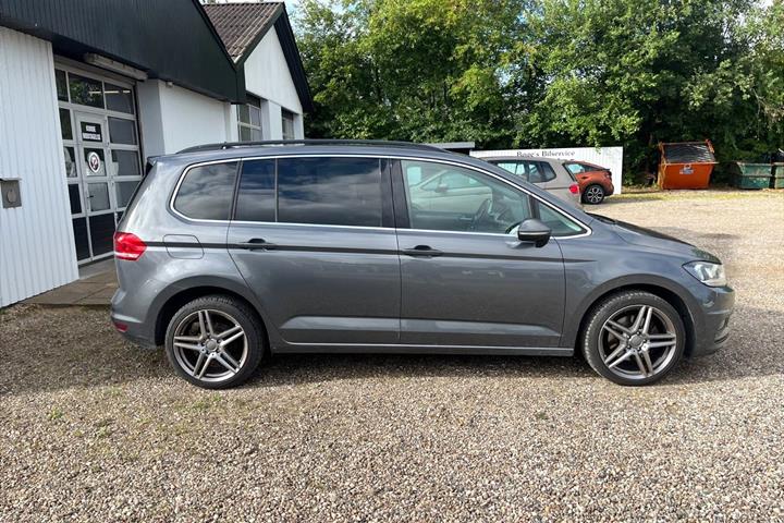Grå VW Touran fra 2018