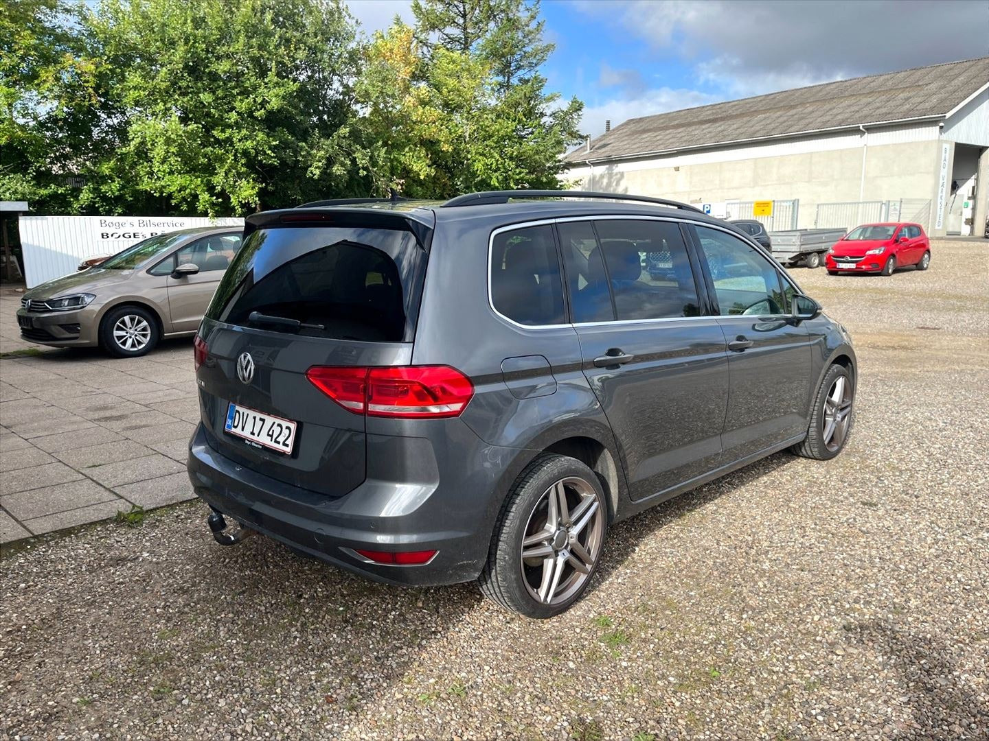 Grå VW Touran fra 2018