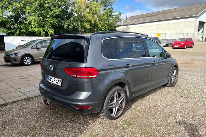 Grå VW Touran fra 2018