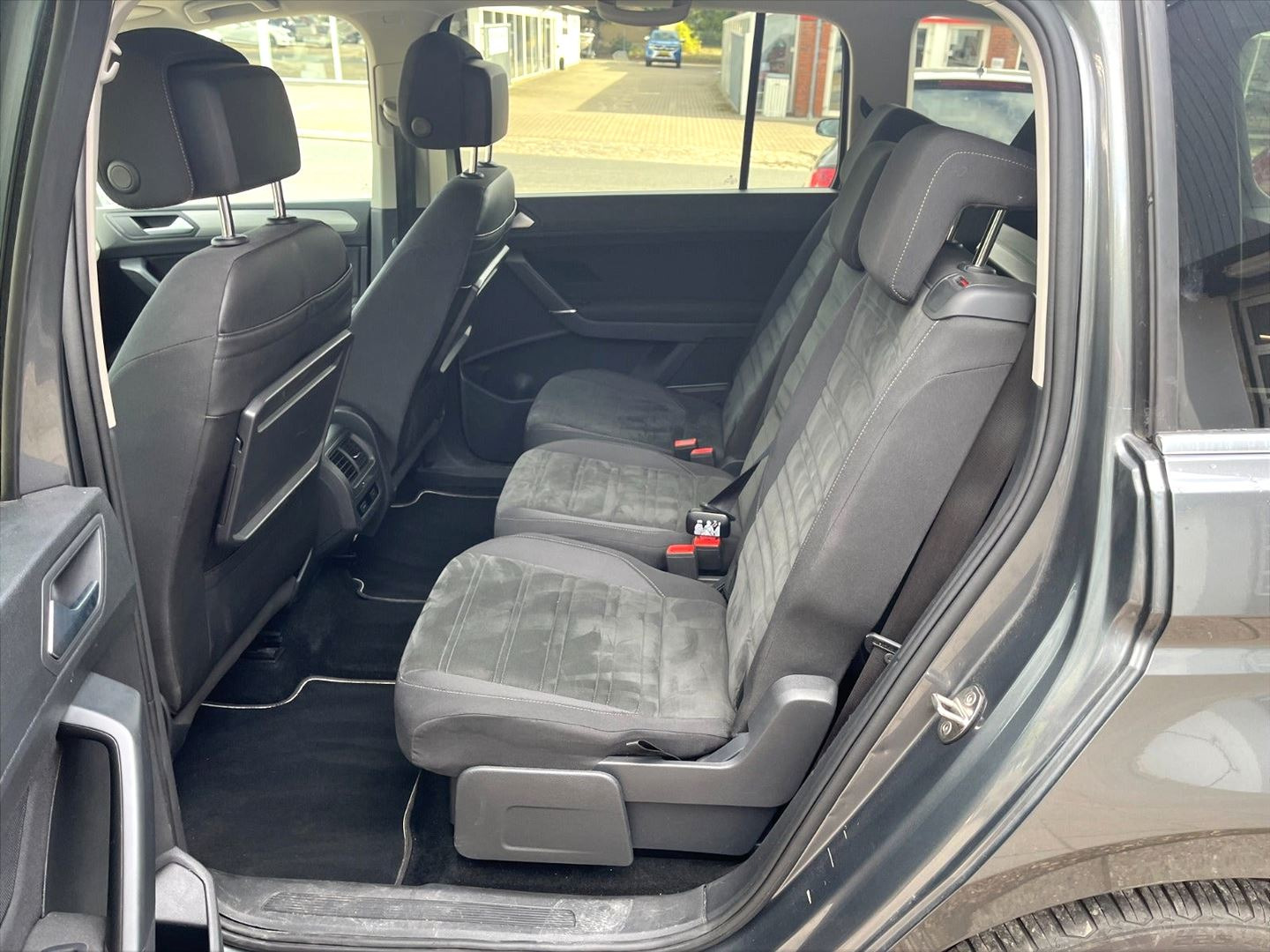Grå VW Touran fra 2018