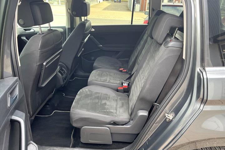 Grå VW Touran fra 2018